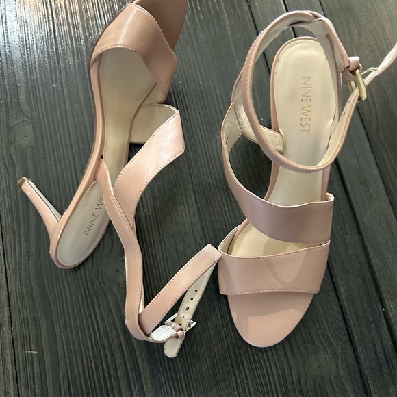 Nine West ankle wrap heels. 9M - Picture 4 of 5